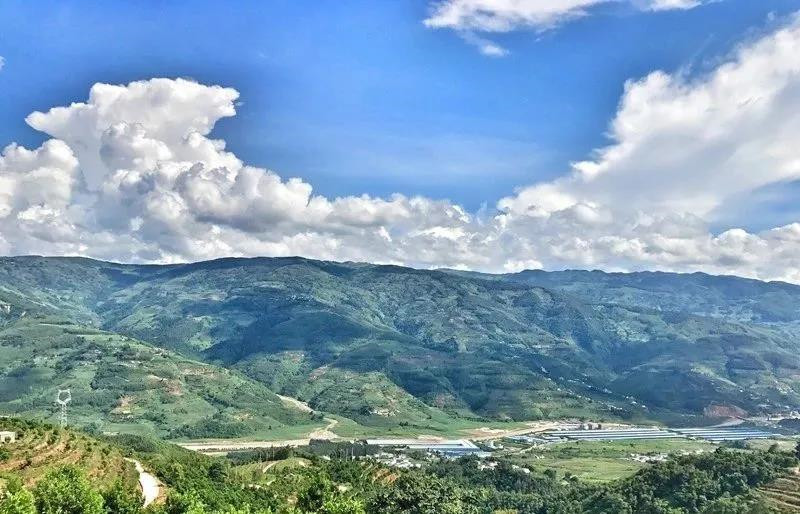 厚植綠色根基、建設(shè)美麗云南，云南省堅(jiān)定踐行綠水青山就是金山銀山理念